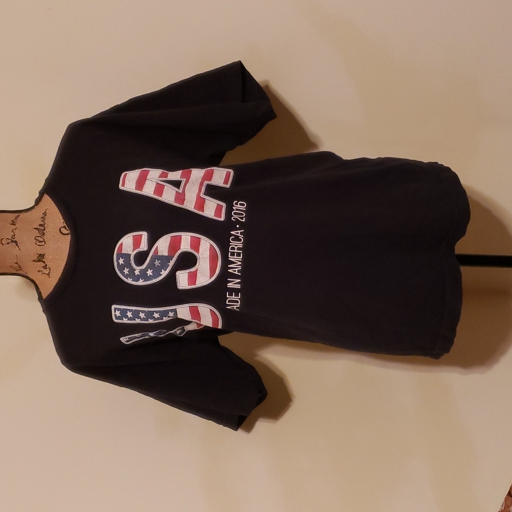 Navy blue USA tee shirt.